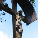 Kříž v zahradě kostela